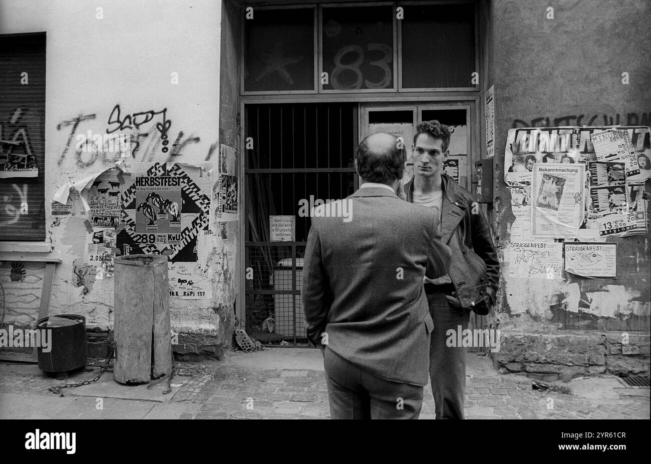 Allemagne, Berlin, 05.12.1991, maisons squattées à Rigaer Strasse, conversation entre un squatter et le représentant de l'association de logement EUR Banque D'Images