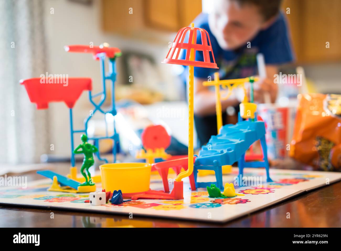 Jeu de société éducatif coloré pour enfants avec des formes en plastique et des pièces sur la table Banque D'Images