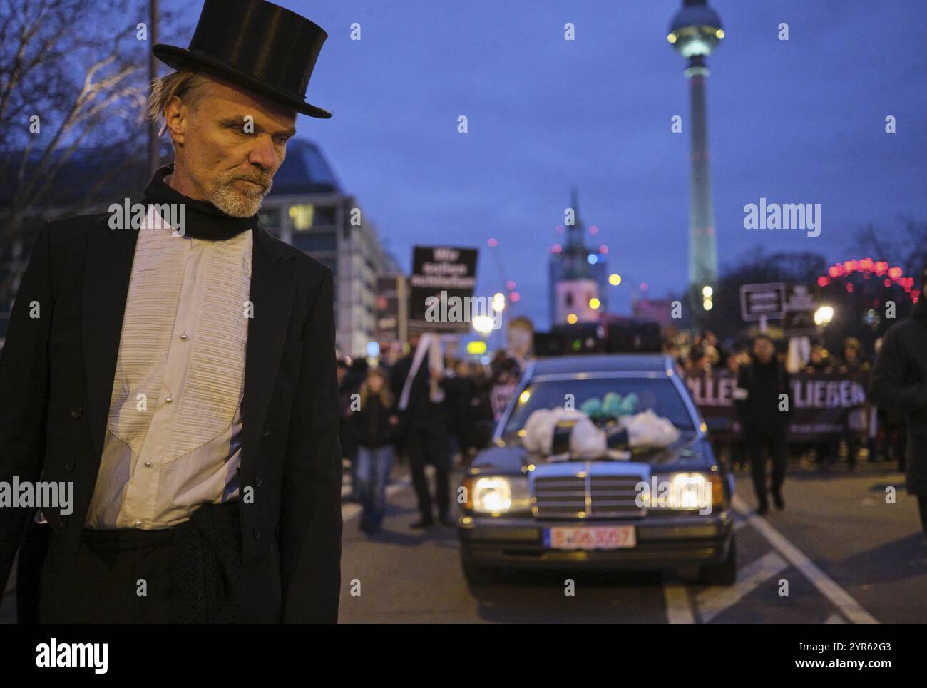 Allemagne, Berlin, 29 novembre 2024, marche funèbre de la scène culturelle, manifestation contre le démantèlement culturel, Europe Banque D'Images