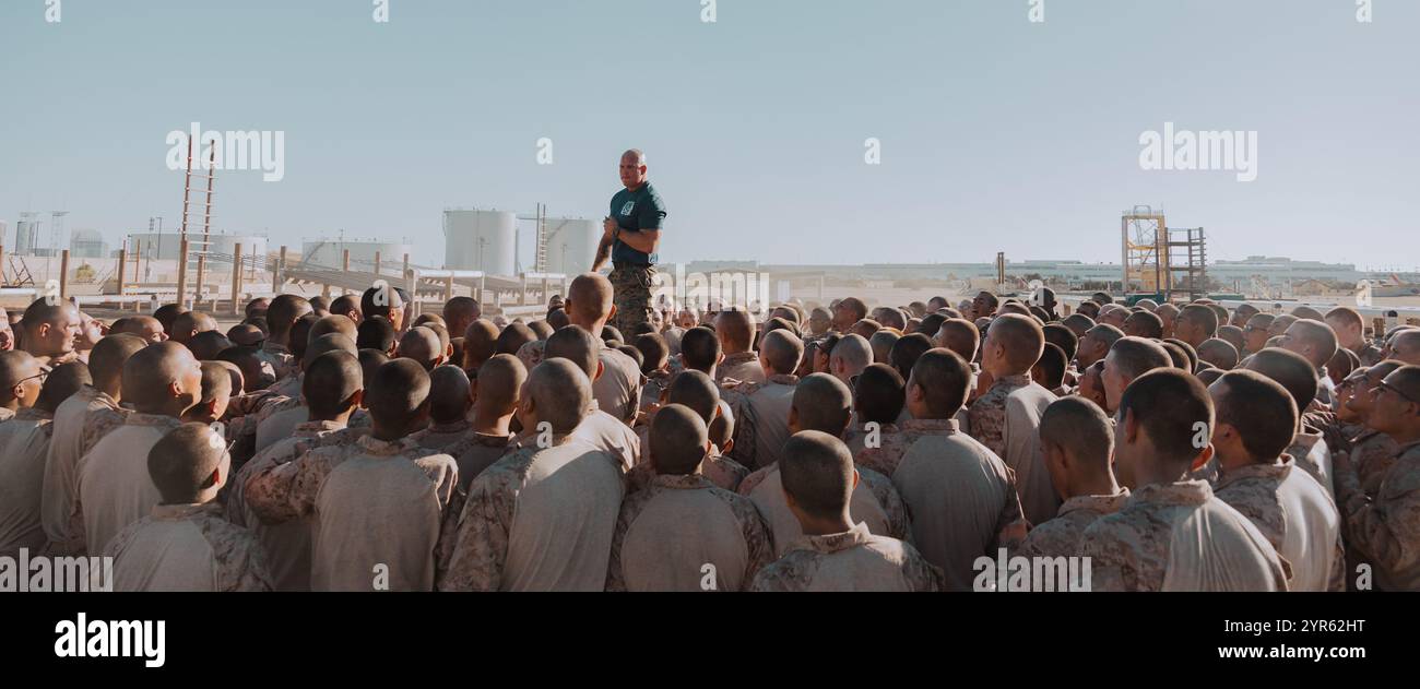 Le sergent d'état-major du corps des Marines des États-Unis Mark Scott, instructeur en chef de l'exercice à la Lima Company, 3rd Recruit Training Battalion, informe les recrues avant un événement de cours de conditionnement au combat au Marine corps Recruit Depot San Diego, Californie, 13 novembre 2024. Le cours de conditionnement au combat a été conçu pour augmenter l'endurance des recrues et leur capacité à exécuter les techniques du programme d'arts martiaux du corps des Marines. (Photo du corps des Marines des États-Unis par le caporal Janell B. Alvarez) Banque D'Images