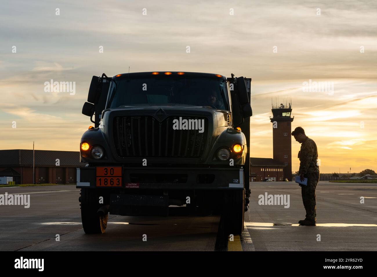 L'aviateur principal de l'US Air Force Manuel Santiago, capitaine de charge du 4e escadron de transport aérien, inspecte un camion de ravitaillement R-11 avant qu'il ne roule sur un C-17 Globemaster III à la Royal Air Force Mildenhall, Angleterre, novembre 29, 2024. Les maîtres de charge vérifient les dimensions et le poids du véhicule pour s'assurer qu'il respecte les limites de charge de l'avion. Ils vérifient les dangers potentiels tels que les fuites de liquide et s'assurent que tous les éléments non fixés sont retirés ou fixés pour éviter tout dommage pendant le vol. (Photo de l'US Air Force par le sergent d'état-major Jesenia Landaverde) Banque D'Images