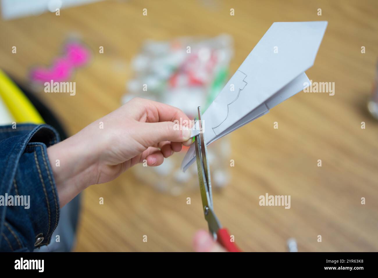 Papier de coupe enfant pour un projet artisanal Banque D'Images