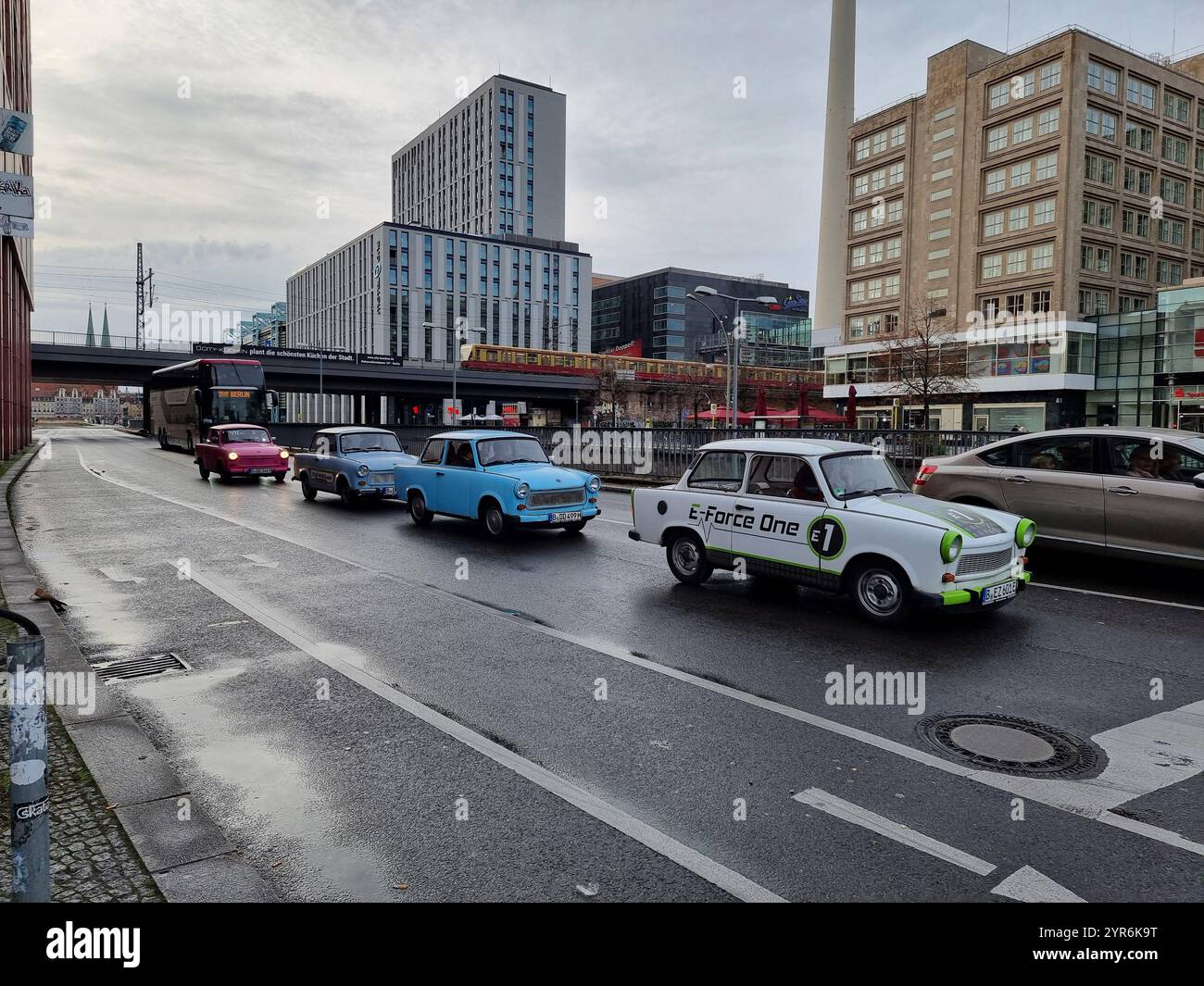 GDR Trabant voitures de différentes couleurs, conduisant près de Alexanderplatz. Berlin,. Allemagne ; un trabant avec le texte 'E-Force One' ; dans un elektro Trabi-Safari Banque D'Images