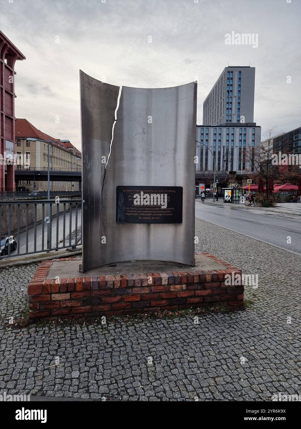 Mémorial / monument sur l'emplacement de l'ancien quartier général de la police ('Rote Burg') à Berlin près de Alexanderplatz ; plaque métallique concave fissurée avec texte Banque D'Images