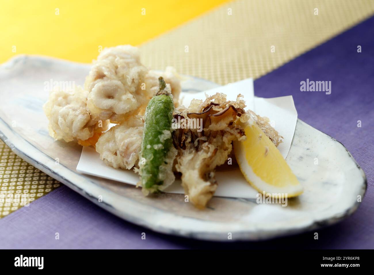 Tempura de thon et de champignons maitake Banque D'Images