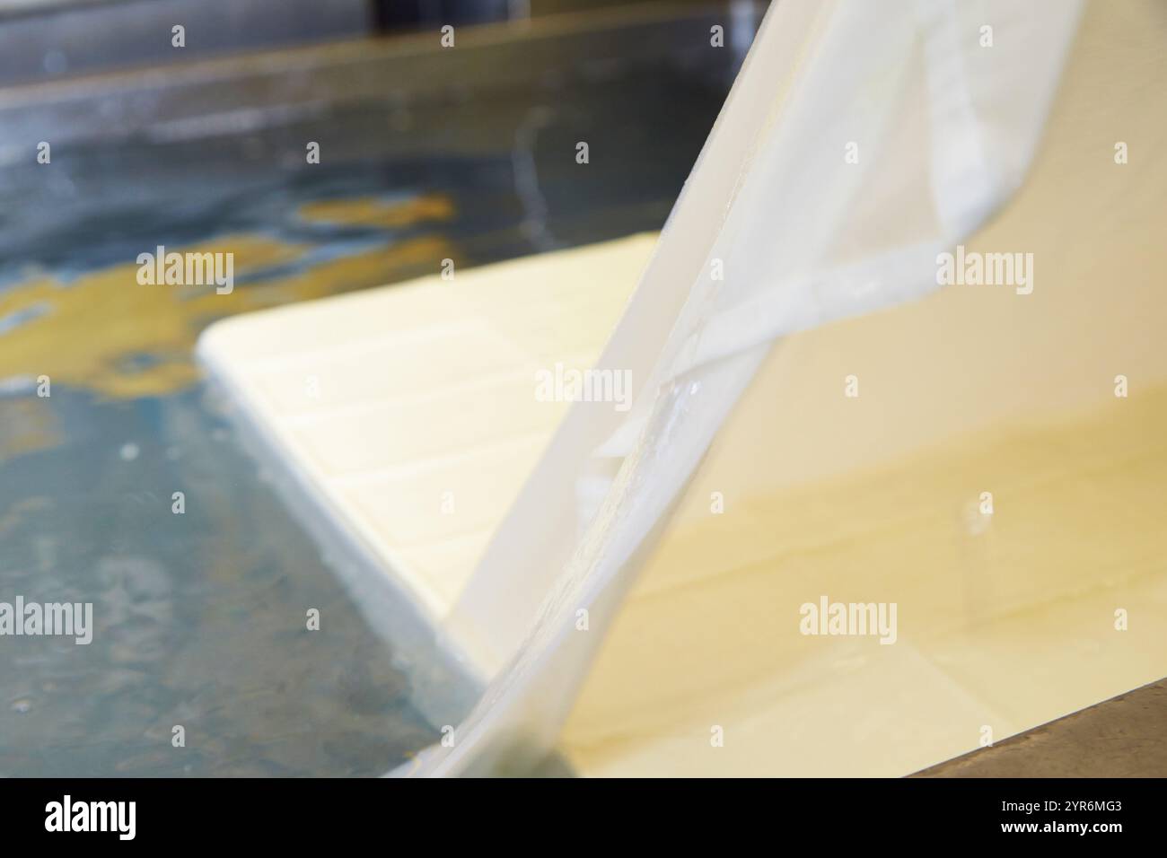 Photo de tofu coupé dans l'eau. Banque D'Images