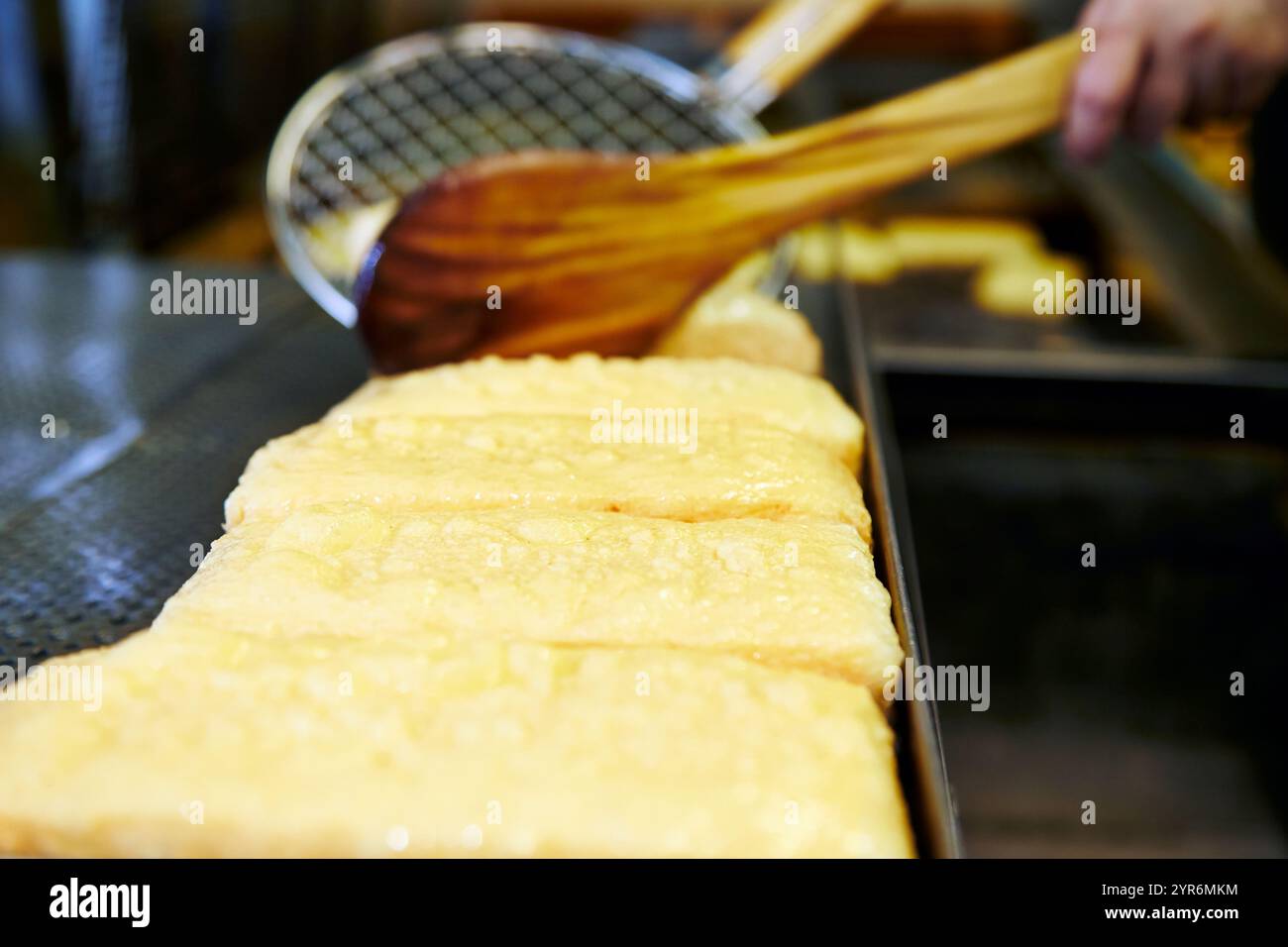 Photographie du processus de friture du tofu agedashi. Banque D'Images