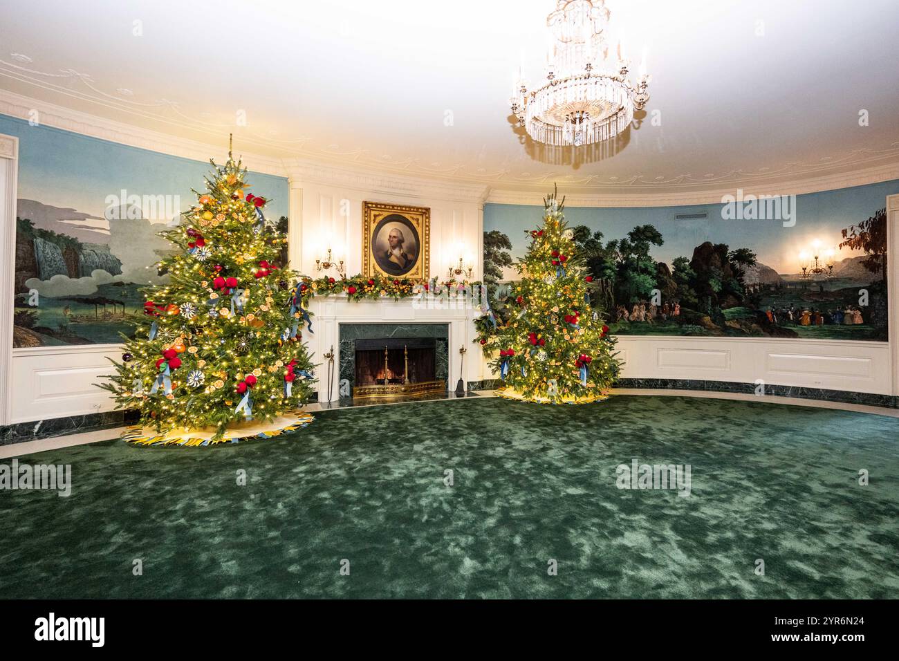 Washington, États-Unis. 02 décembre 2024. La salle de réception diplomatique en avant-première du décor de vacances à la Maison Blanche. Crédit : SOPA images Limited/Alamy Live News Banque D'Images