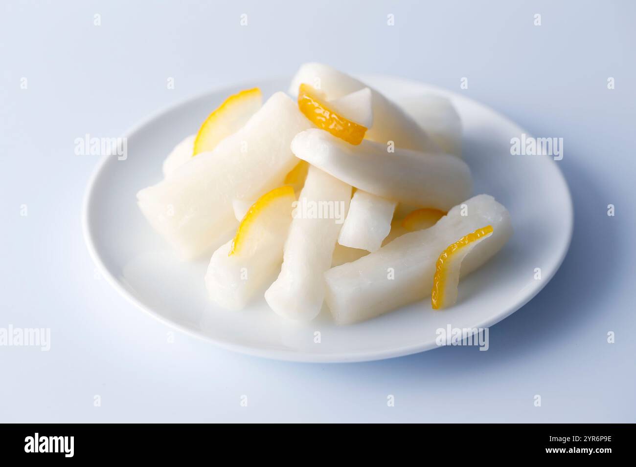 Radis marinés au vinaigre doux et saveur yuzu (dos blanc) Banque D'Images