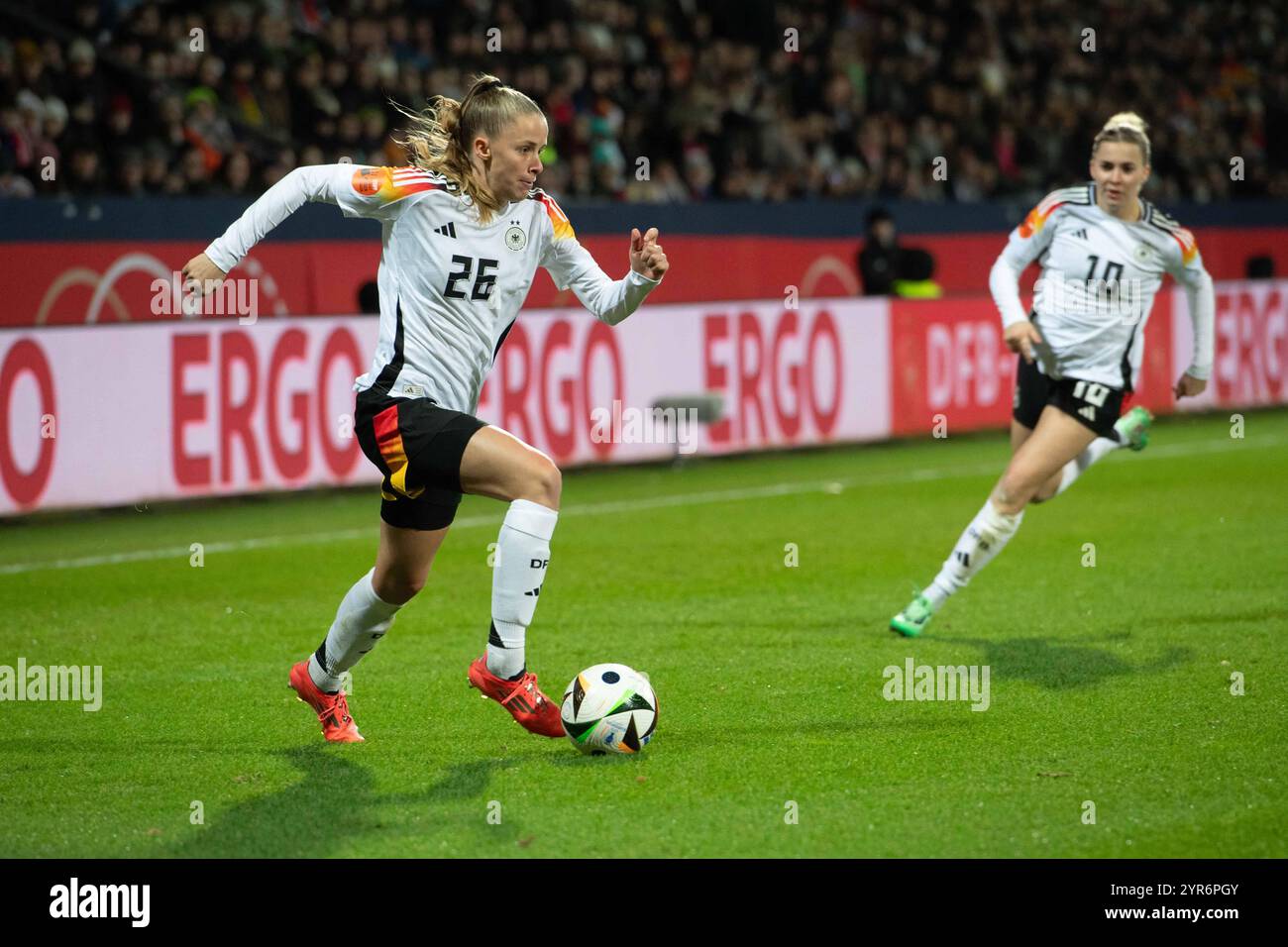 Vivien ENDEMANN GER Aktion, Einzelaktion, Fussball Laenderspiel der Frauen, Deutschland GER - Italien ITA 1-2, AM 02.12.2024 in Bochum/Deutschland. *** Vivien ENDEMANN GER action, simple action, match international de football féminin, Allemagne GER Italie ITA 1 2, le 02 12 2024 à Bochum Allemagne Banque D'Images