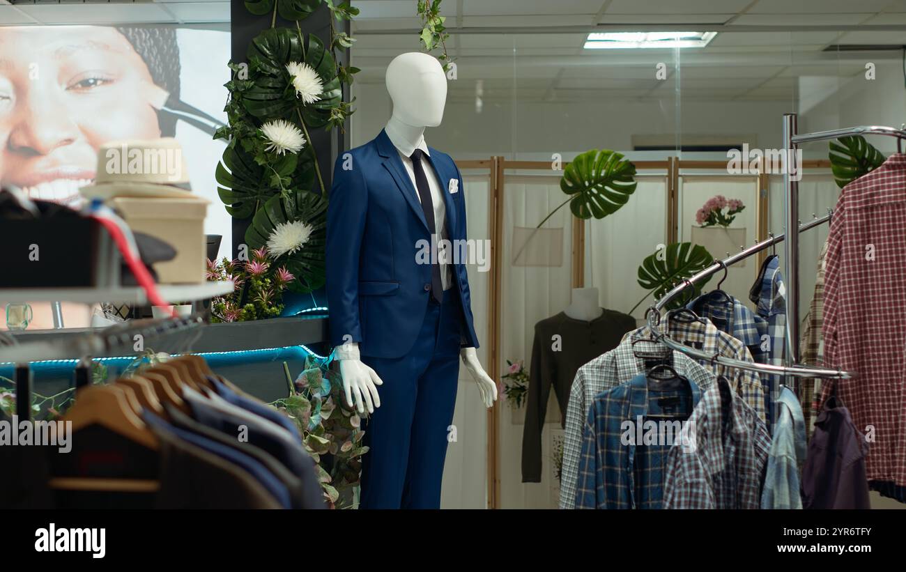 Des vêtements élégants et bien organisés sont exposés dans une boutique du centre commercial, avec une collection de chemises et de vestes raffinées. Magasin de détail vide avec des pièces de garde-robe sophistiquées. Banque D'Images