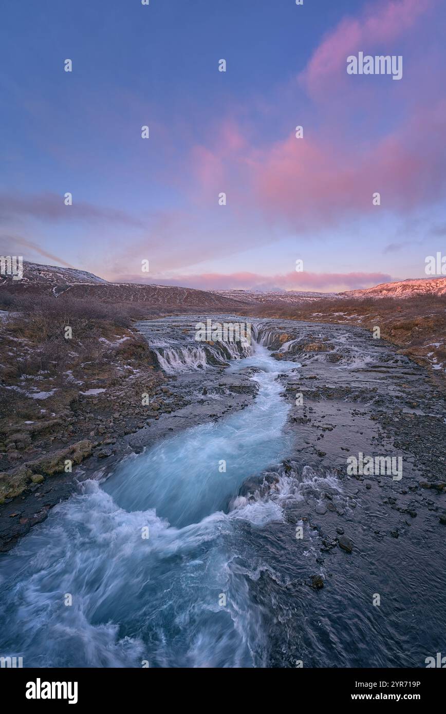 Lever de soleil d'hiver à la cascade Bruarfoss, Islande. Banque D'Images