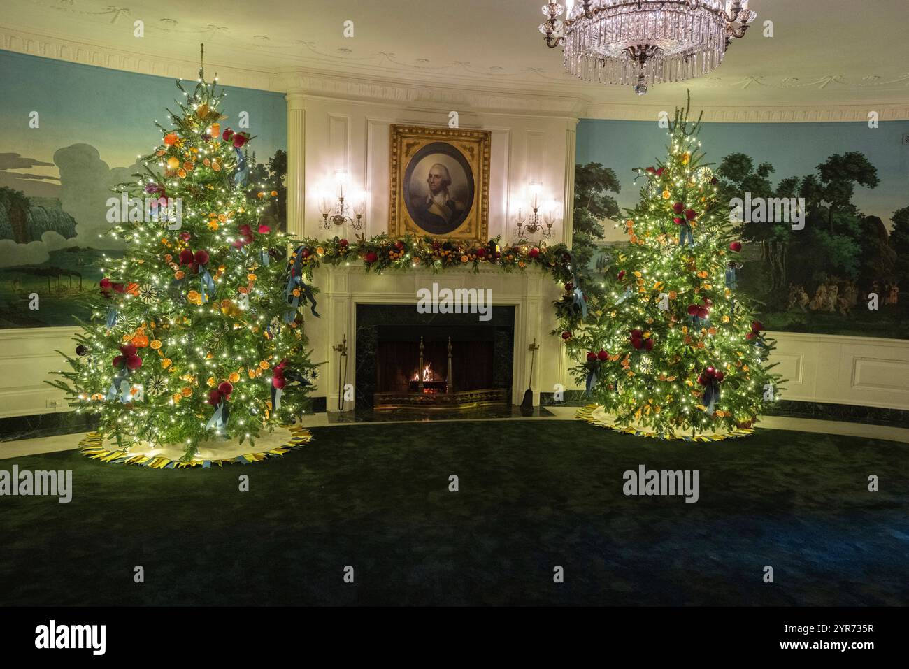 Des fleurs et des fruits des fêtes sont exposés dans la salle de réception diplomatique lors de l'avant-première de presse des décorations de Noël de la Maison Blanche 2024 à la Maison Blanche à Washington, DC le lundi 2 décembre 2024. Ce thème de vacances years est “Une saison de paix et de lumière. crédit : Ron Sachs/CNP Banque D'Images