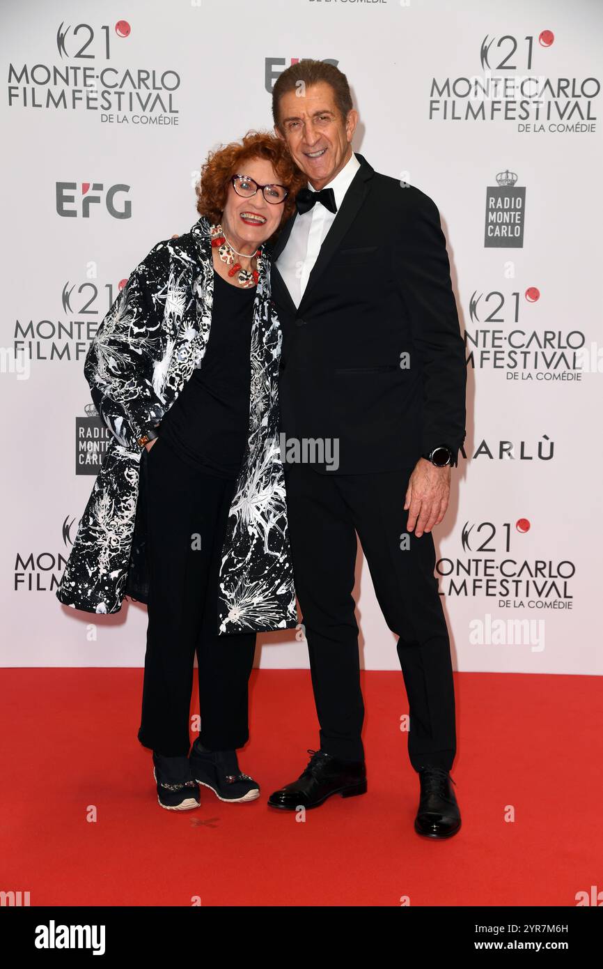 Andrea Ferreol et Ezio Greggio assistent à la cérémonie du tapis rouge du 21ème Festival de la Comédie de Monte-Carlo à Monte Carlo. Banque D'Images