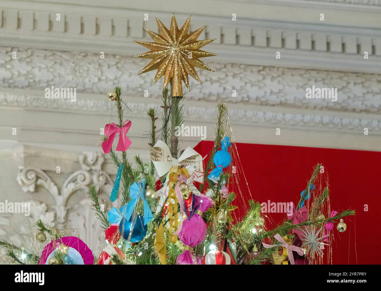 Washington DC, États-Unis. 02 décembre 2024. Étoile au sommet d'un arbre de Noël dans la salle à manger de l'État lors de l'avant-première de presse des décorations de Noël de la Maison Blanche 2024 à la Maison Blanche à Washington, DC le lundi 2 décembre 2024. Le thème des fêtes de cette année est « Une saison de paix et de lumière ». Crédit : Ron Sachs/CNP/MediaPunch crédit : MediaPunch Inc/Alamy Live News Banque D'Images