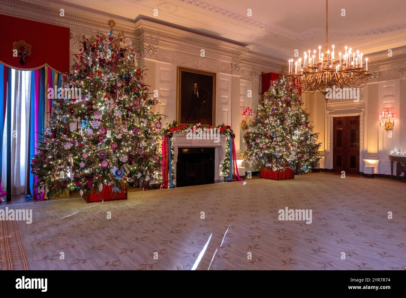 Washington DC, États-Unis. 02 décembre 2024. Arbres de Noël dans la salle à manger de l'État lors de l'avant-première de presse des décorations de Noël de la Maison Blanche 2024 à la Maison Blanche à Washington, DC le lundi 2 décembre 2024. Le thème des fêtes de cette année est « Une saison de paix et de lumière ». Crédit : Ron Sachs/CNP/MediaPunch crédit : MediaPunch Inc/Alamy Live News Banque D'Images