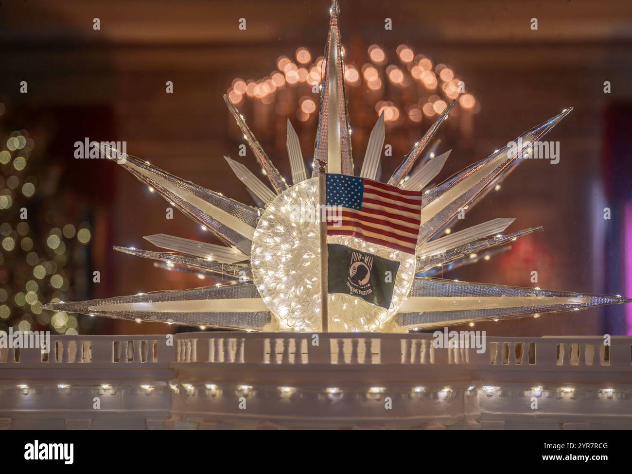 Washington DC, États-Unis. 02 décembre 2024. Gros plan de l'explosion d'étoiles sur le toit de la Maison Blanche en pain d'épices dans la salle à manger de l'État lors de l'avant-première de presse des décorations de Noël de la Maison Blanche 2024 à la Maison Blanche à Washington, DC le lundi 2 décembre 2024. Le thème des fêtes de cette année est « Une saison de paix et de lumière ». Crédit : Ron Sachs/CNP/MediaPunch crédit : MediaPunch Inc/Alamy Live News Banque D'Images