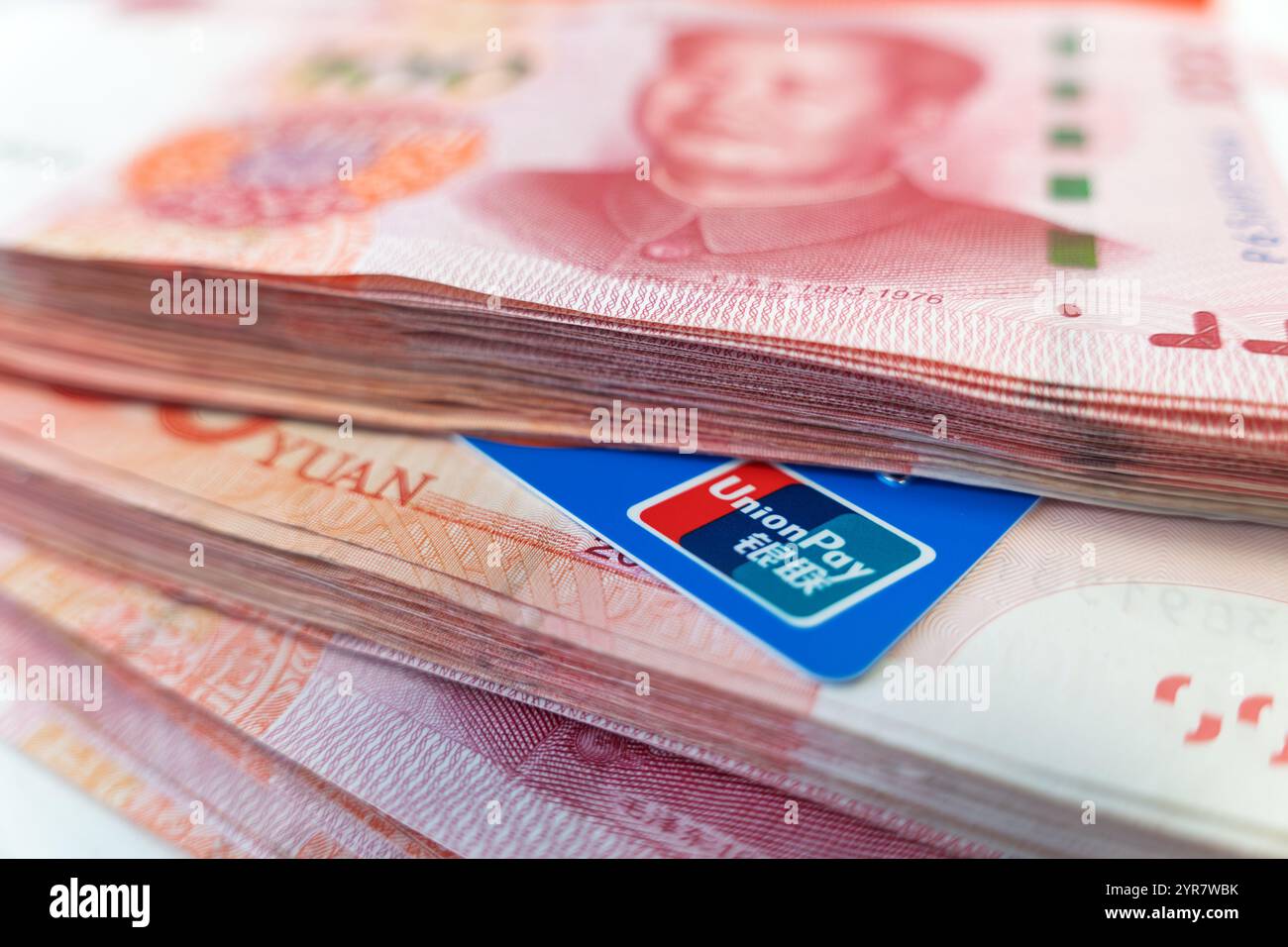 Gros plan du logo Union Pay sur carte de crédit et en yuan chinois. Barnaul, Russie, 6 août 2024 Banque D'Images Gros plan du logo Union Pay sur carte de crédit et en yuan chinois. Barnaul, Russie, 6 août 2024 Banque D'Images