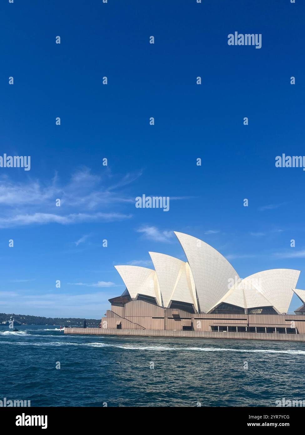 Vue sur le célèbre Opéra de Sydney depuis le port. - Image de stock capturée avec un smartphone