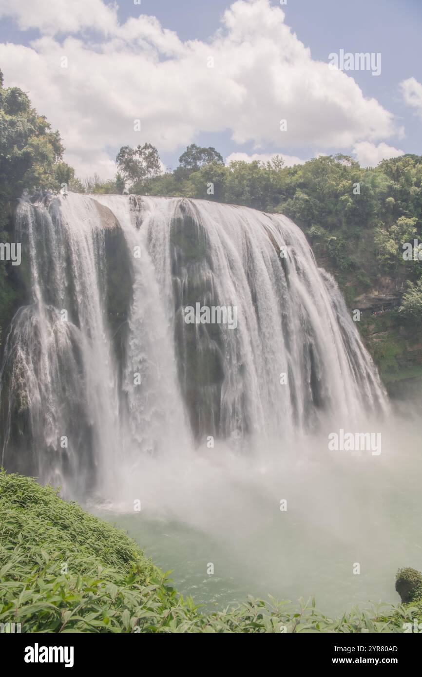 Cascade de Huangguoshu, plus grande cascade en Chine, ciel bleu d'été, espace de copie pour le texte Banque D'Images