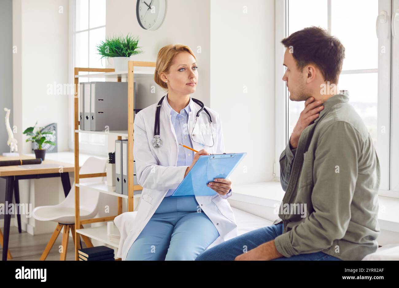 Médecin médecin écoutant les plaintes des patients sur le mal de gorge et la toux dans la clinique médicale. Banque D'Images
