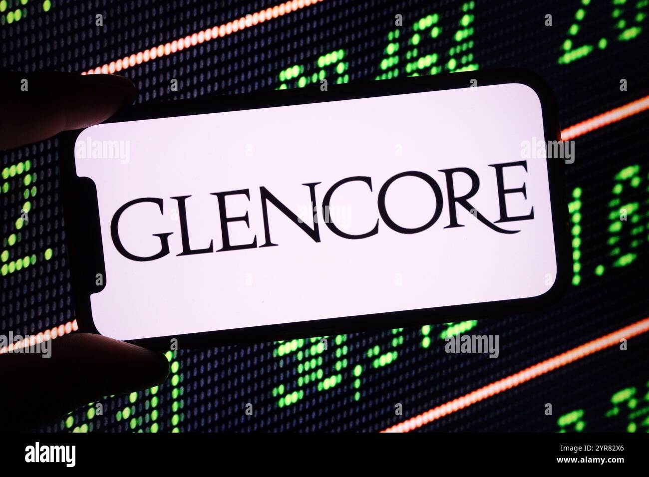 Pologne. 02 décembre 2024. Dans cette illustration photo, le logo de la société Glencore est affiché sur un écran de smartphone. Crédit : SOPA images Limited/Alamy Live News Banque D'Images