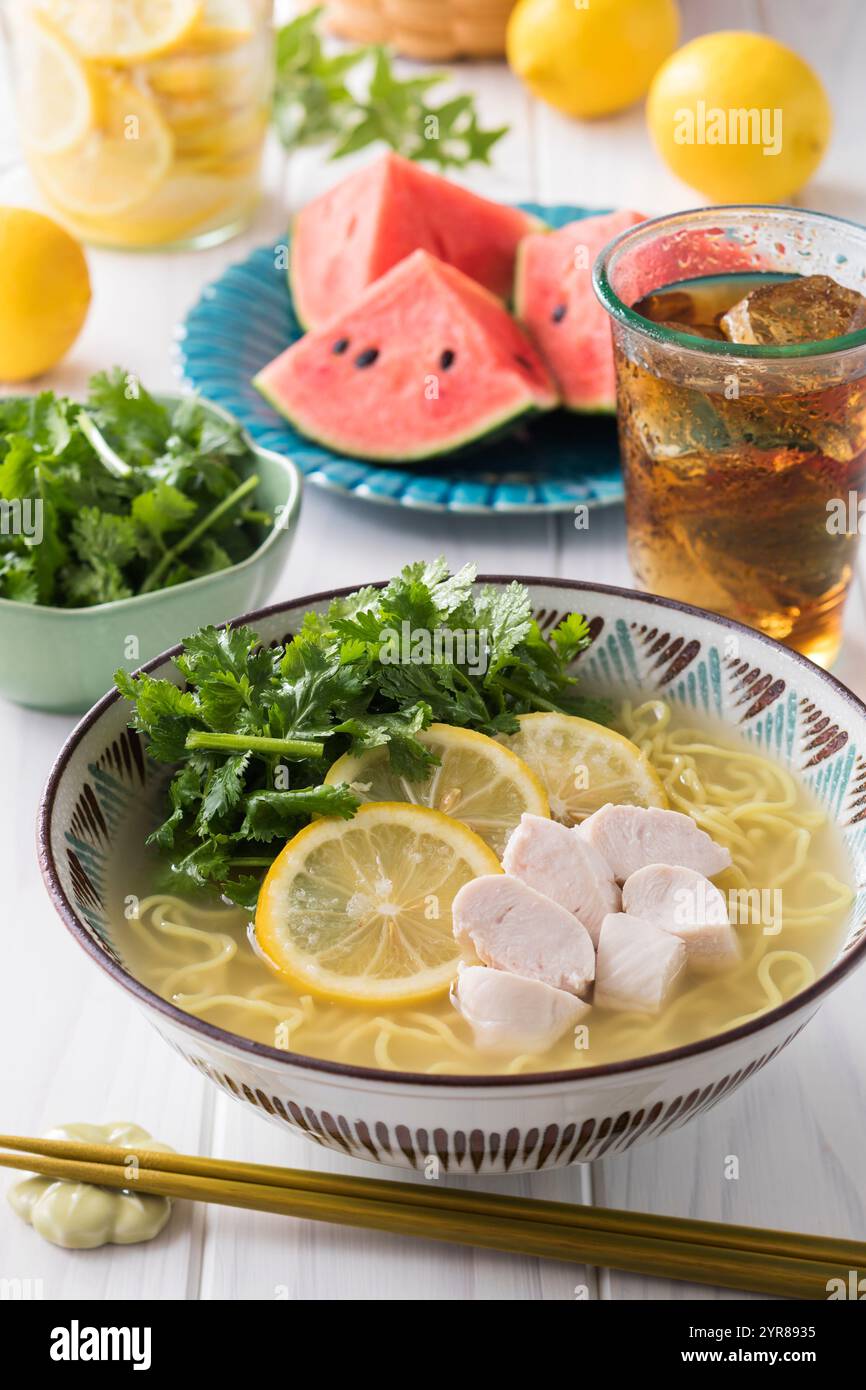 Nouilles ramen froides avec citron salé et beaucoup de pak choi Banque D'Images