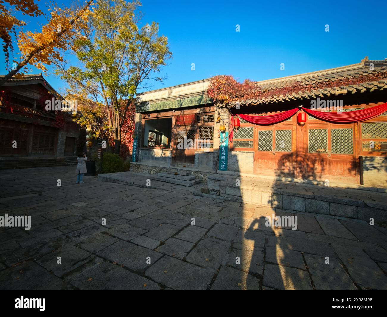 Pékin, Chine - Oct 23rd, 2024 : vue sur la rue de Gubei Water Town pendant la saison d'automne. Une destination de voyage célèbre. Banque D'Images