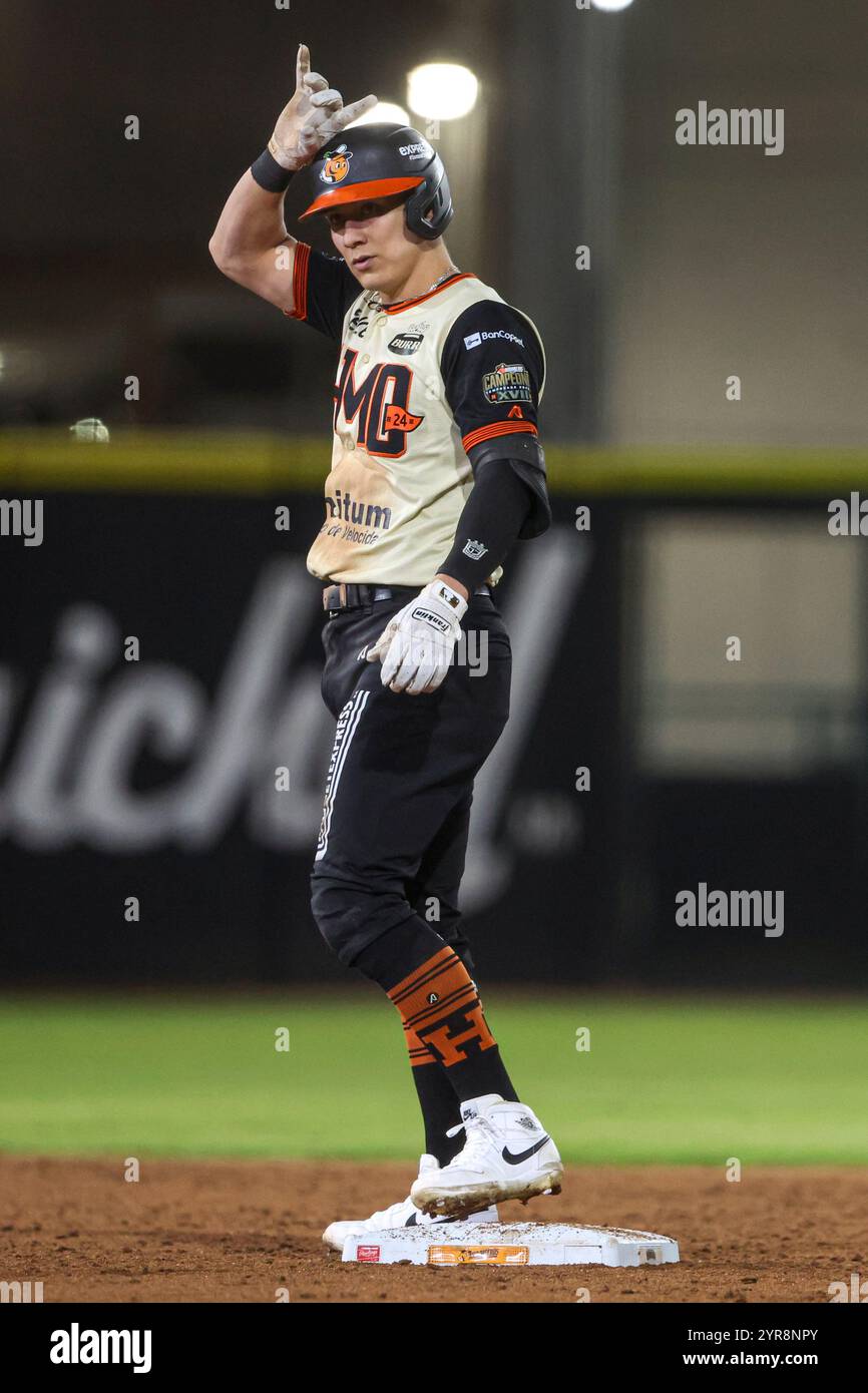 HERMOSILLO, MEXIQUE - NOVEMBRE 29 : Jose Cardona de Naranjeros de Hermosillo réagit en atteignant la deuxième base en toute sécurité en troisième manche, lors d'un match de Liga Arco Mexicana del Pacifico entre Aguilas et Naranjeros à l'estadio Fernando Valenzuela le 29 novembre 2024 à Hermosillo, Mexique. (Photo de Luis Gutierrez/Norte photo) Banque D'Images