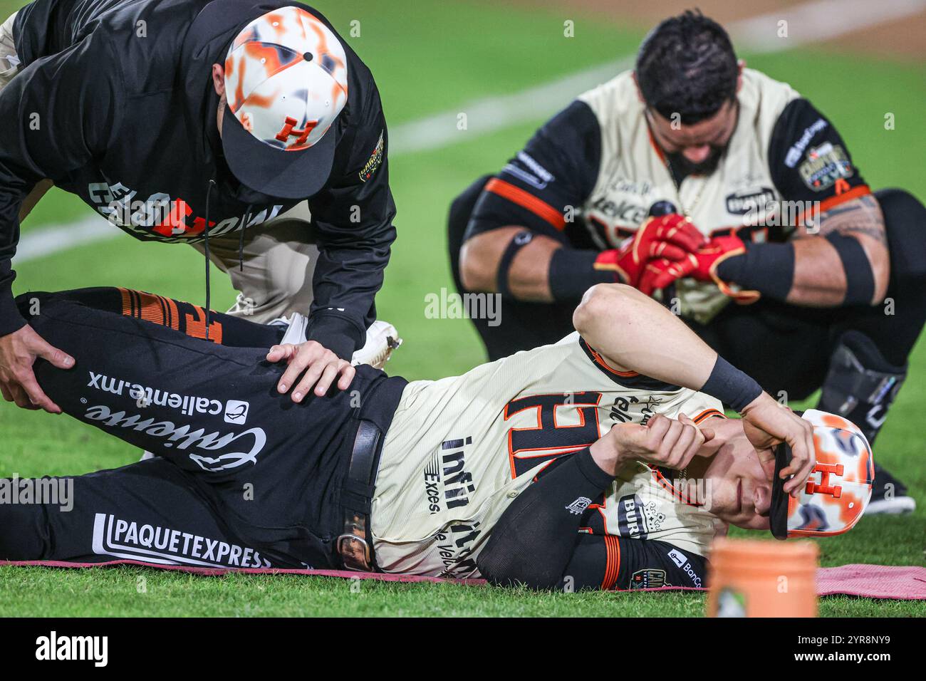 HERMOSILLO, MEXIQUE - NOVEMBRE 29 : José Cardona de Naranjeros de Hermosillo se réchauffe avant le match, lors d'un match Liga Arco Mexicana del Pacifico entre Aguilas et Naranjeros à l'estadio Fernando Valenzuela le 29 novembre 2024 à Hermosillo, Mexique. (Photo de Luis Gutierrez/Norte photo) Banque D'Images