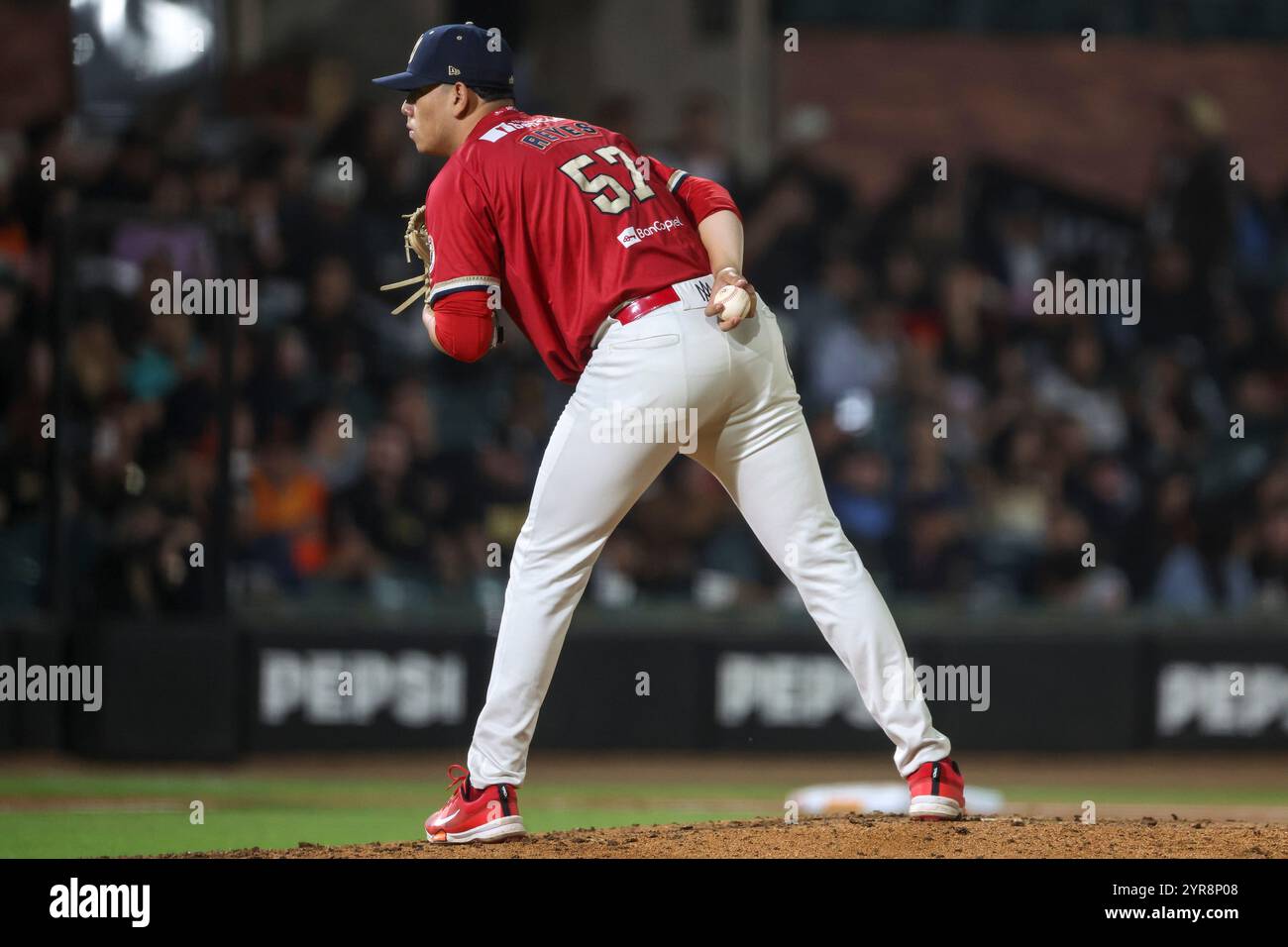 HERMOSILLO, MEXIQUE - NOVEMBRE 29 : David Reyes (C) lanceur de secours pour les Aguilas de Mexicali en quatrième manche lors d'un match Liga Arco Mexicana del Pacifico entre Aguilas et Naranjeros à l'estadio Fernando Valenzuela le 29 novembre 2024 à Hermosillo, Mexique. (Photo de Luis Gutierrez/Norte photo) Banque D'Images