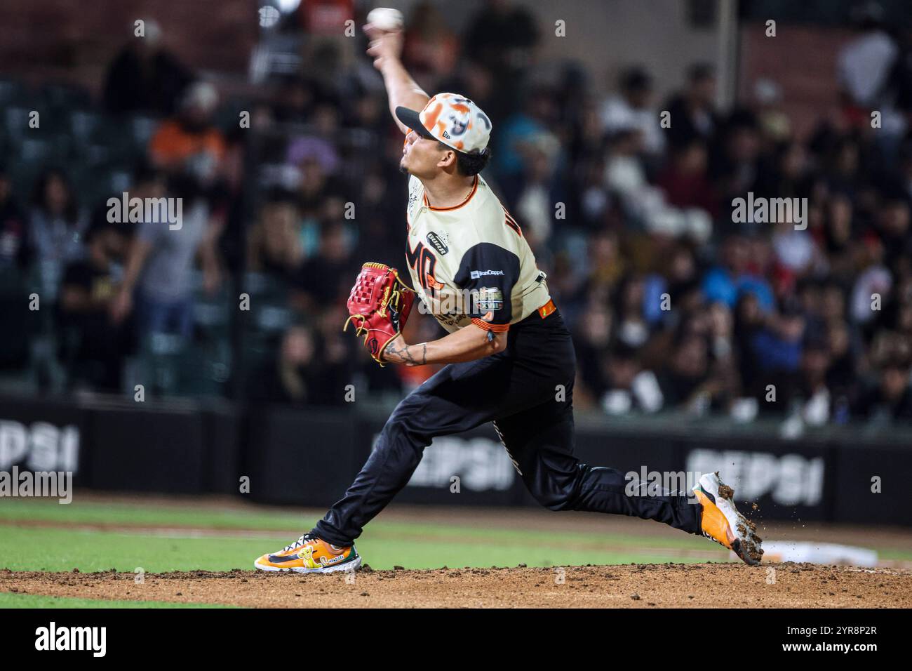 HERMOSILLO, MEXIQUE - NOVEMBRE 29 : Augusto Mendieta lanceur de secours pour Naranjeros de Hermosillo en quatrième manche, lors d'un match Liga Arco Mexicana del Pacifico entre Aguilas et Naranjeros à l'estadio Fernando Valenzuela le 29 novembre 2024 à Hermosillo, Mexique. (Photo de Luis Gutierrez/Norte photo) Banque D'Images