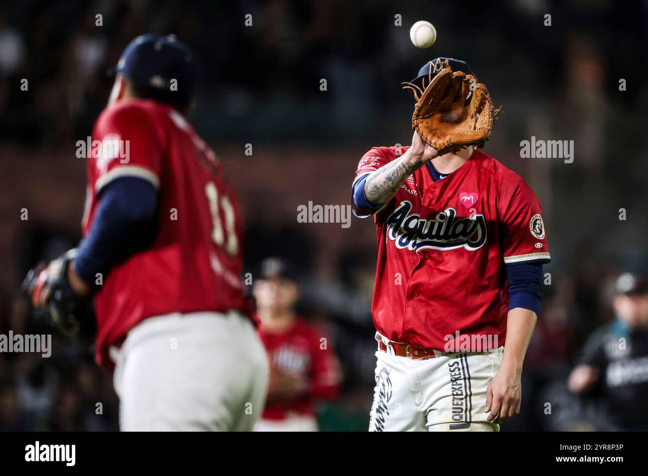 HERMOSILLO, MEXIQUE - NOVEMBRE 29 : Manuel Chavez (R) lanceur de départ pour les Eagles Mexicali, réagit en troisième manche, lors d'un match Liga Arco Mexicana del Pacifico entre Aguilas et Naranjeros à l'Estadio Fernando Valenzuela le 29 novembre 2024 à Hermosillo, Mexique. (Photo de Luis Gutierrez/Norte photo) Banque D'Images