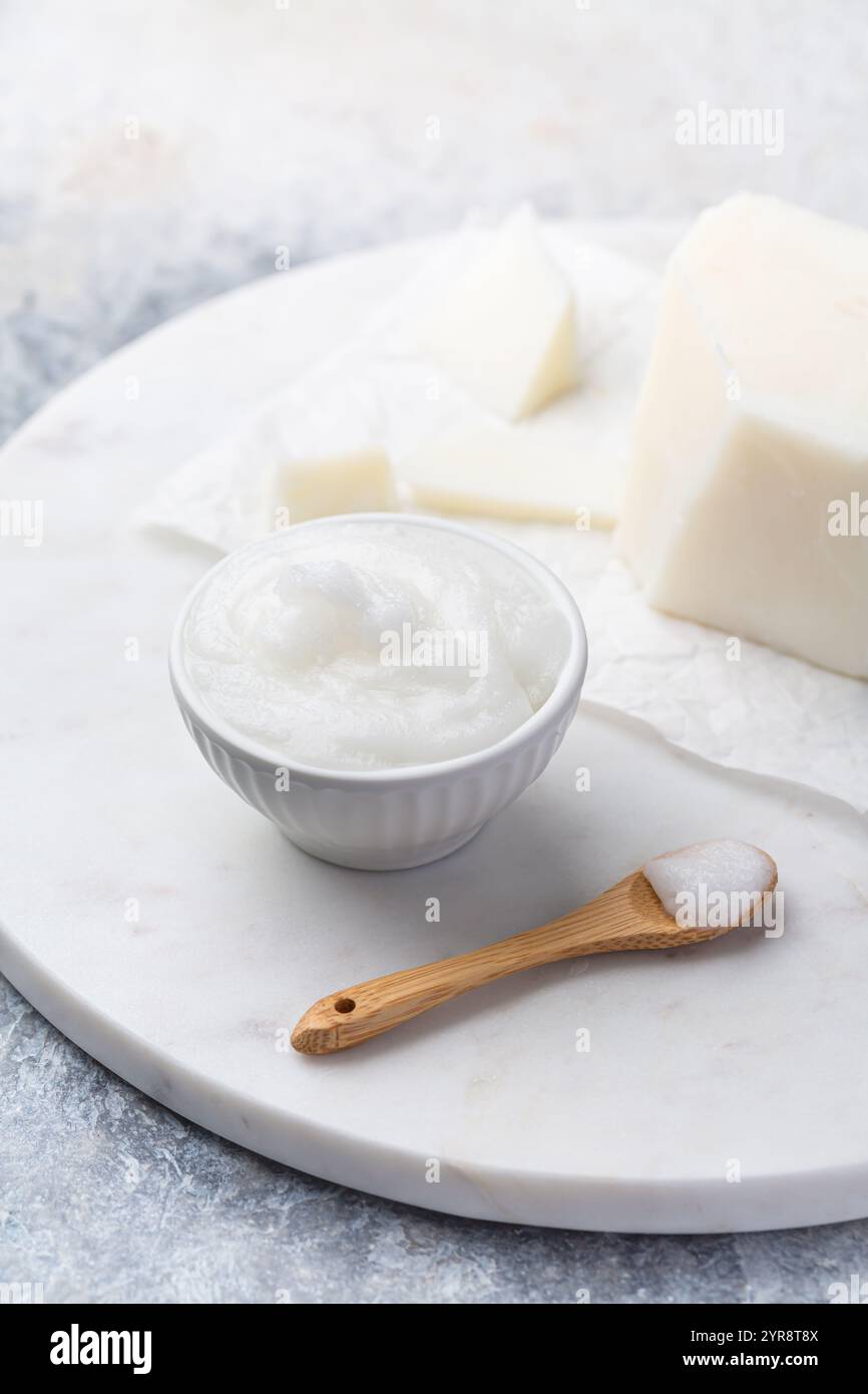 Huile de noix de coco bio pour une cuisine saine ou des cosmétiques naturels Banque D'Images