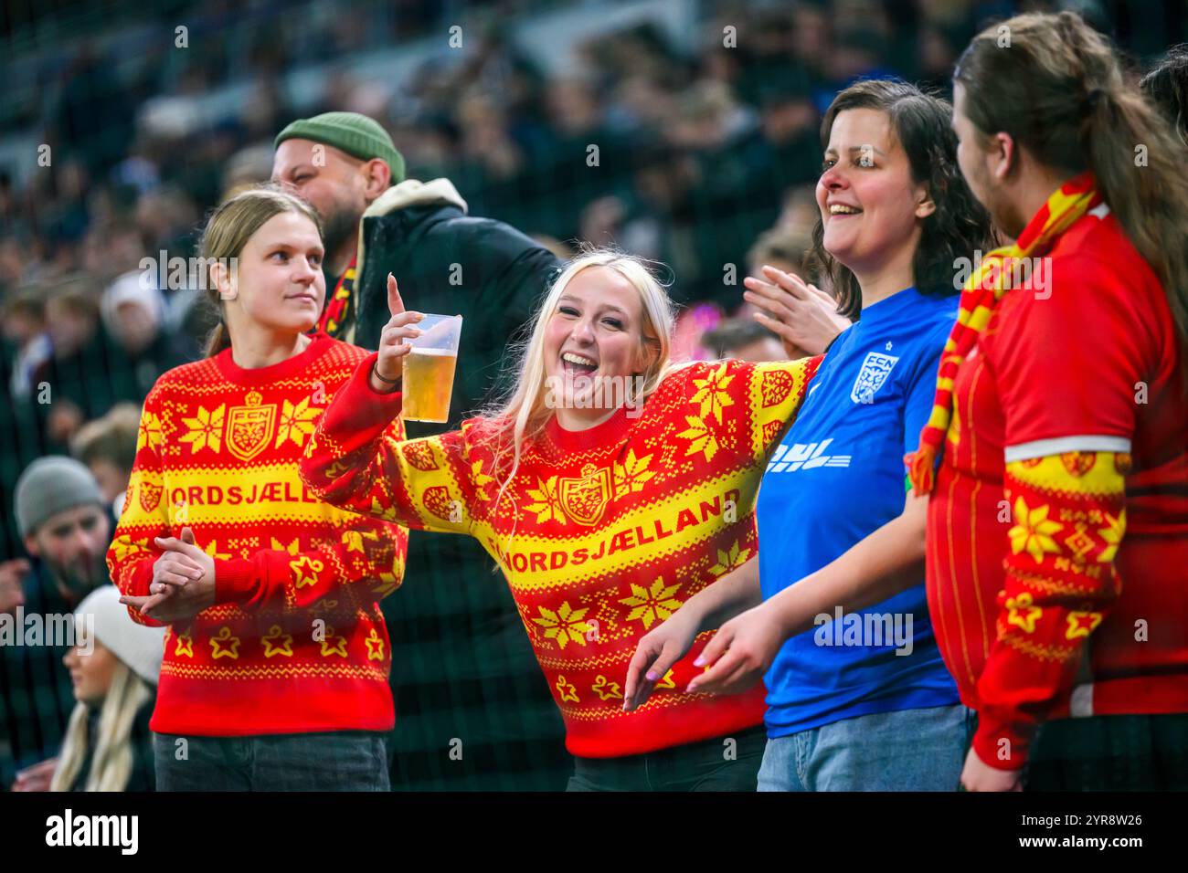 Fans de FCN på plads i Parken Med masser af God stemning og øl samt FCN julesweater.. Superliga : FC København mod FC Nordsjælland - 02.12.2024. Københ Banque D'Images