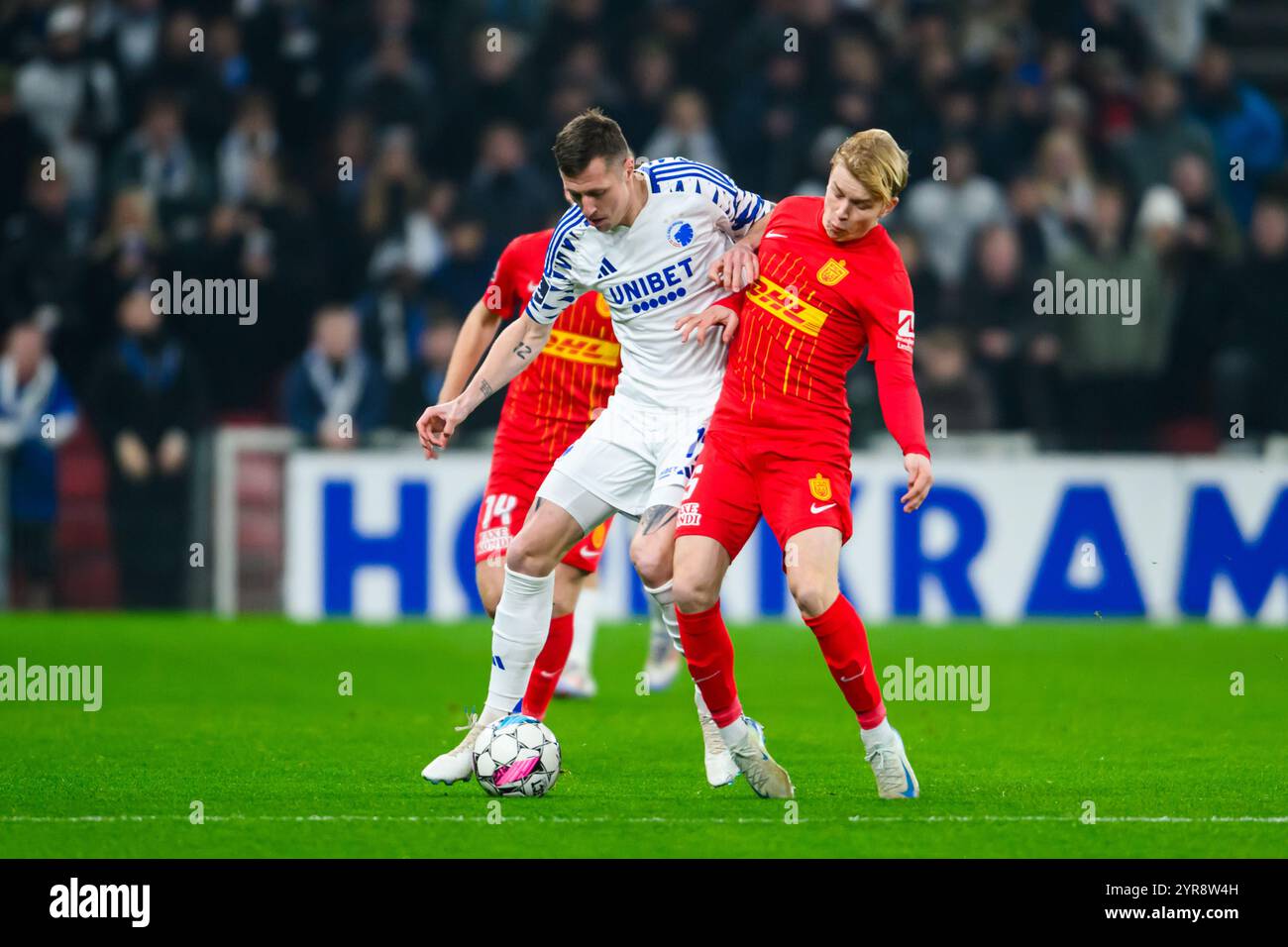 12 (FCK) - Lukas Lerager, 5 (FCN) - Daniel Svensson. Superliga : FC København mod FC Nordsjælland - 02.12.2024. København, Danmark. 2 décembre 2024 Banque D'Images