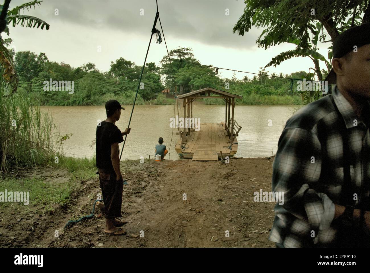 Radeau en bois pour le service de traversée de rivière à Pakis Jaya, Karawang, Indonésie. Banque D'Images