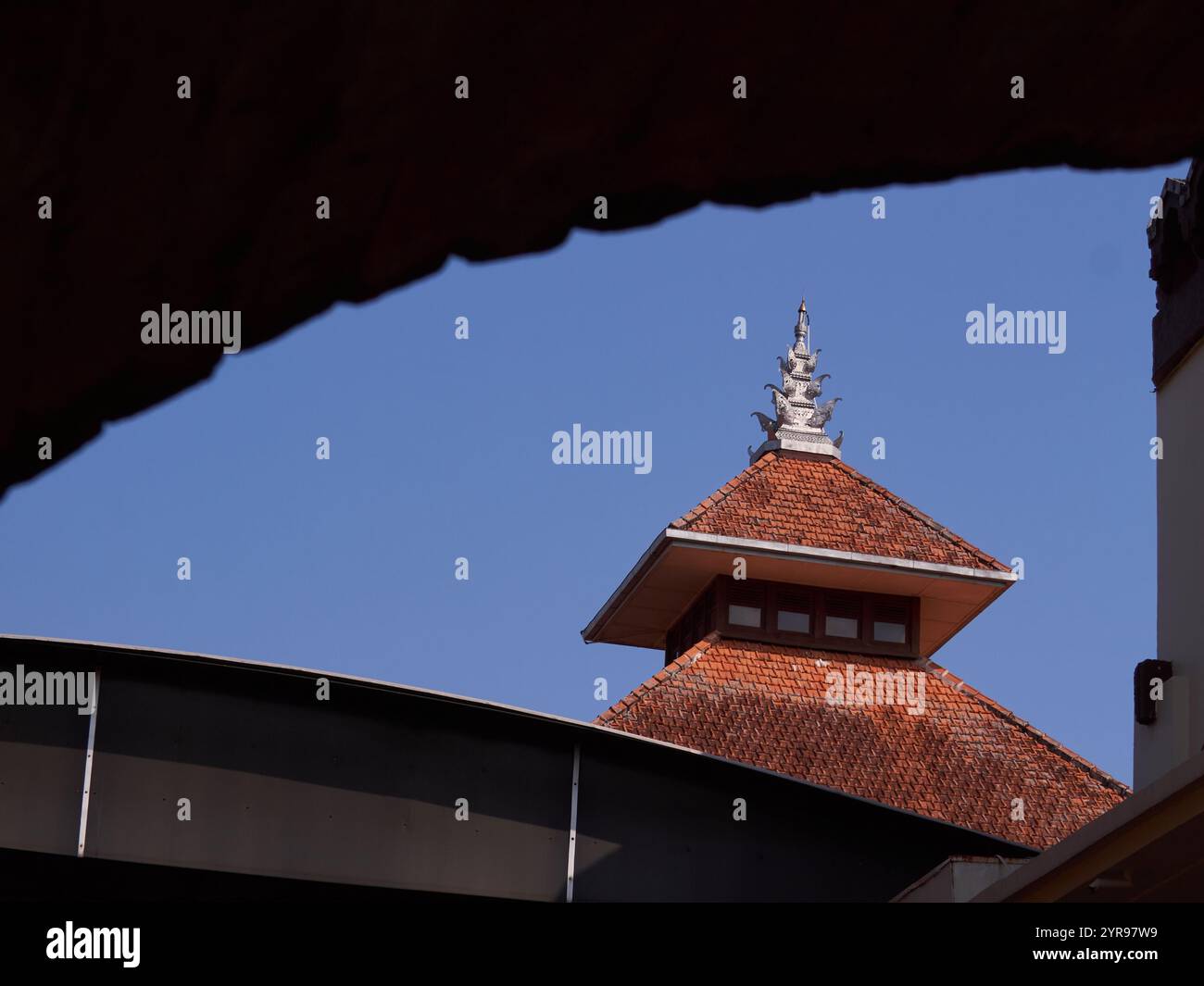 Encadrement détaillé du toit de la mosquée Menara Kudus avec des ornements de style hindou javanais Banque D'Images