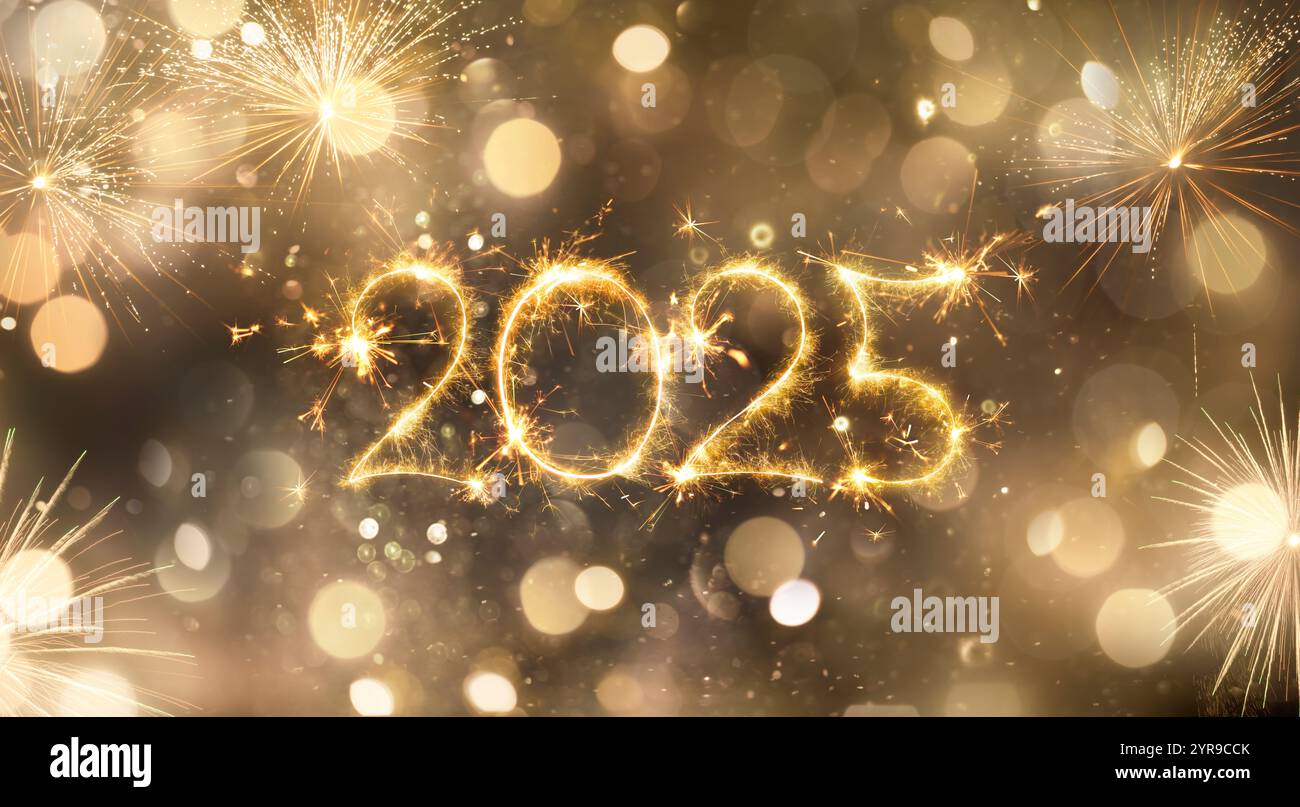 Bonne année 2025 - numéros Golden Sparkler et feux d'artifice en arrière-plan brillant - panneau d'affichage des fêtes avec texte créatif Banque D'Images