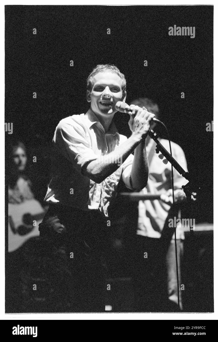 STUART MURDOCH, BELLE & SEBASTIAN, CONCERT, 2001 : Stuart Murdoch chanteur principal et auteur-compositeur de belle & Sebastian jouant en concert au St David's Hall à Cardiff, pays de Galles, Royaume-Uni le 1er juillet 2001. Photographie : ROB WATKINS. INFO : belle and Sebastian est un groupe indie pop écossais formé en 1996, connu pour ses paroles littéraires et son mélodique inspiré du folk. Dirigés par Stuart Murdoch, ils ont été salués avec des albums comme If You're Feeling Sinister, mêlant introspection et narration fantaisiste. Banque D'Images