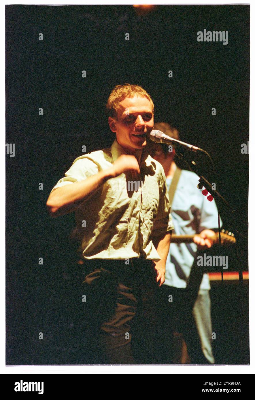 STUART MURDOCH, BELLE & SEBASTIAN, CONCERT, 2001 : Stuart Murdoch chanteur principal et auteur-compositeur de belle & Sebastian jouant en concert au St David's Hall à Cardiff, pays de Galles, Royaume-Uni le 1er juillet 2001. Photographie : ROB WATKINS. INFO : belle and Sebastian est un groupe indie pop écossais formé en 1996, connu pour ses paroles littéraires et son mélodique inspiré du folk. Dirigés par Stuart Murdoch, ils ont été salués avec des albums comme If You're Feeling Sinister, mêlant introspection et narration fantaisiste. Banque D'Images