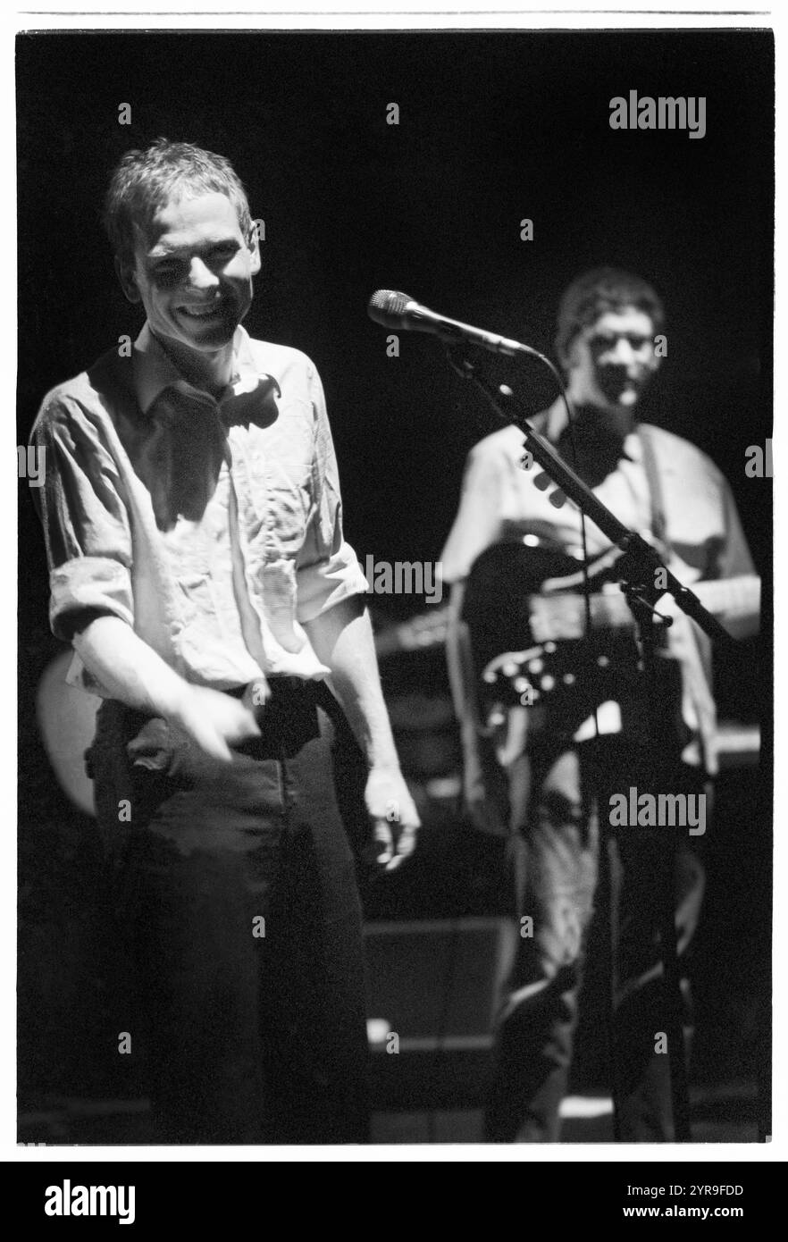 STUART MURDOCH, BELLE & SEBASTIAN, CONCERT, 2001 : Stuart Murdoch chanteur principal et auteur-compositeur de belle & Sebastian jouant en concert au St David's Hall à Cardiff, pays de Galles, Royaume-Uni le 1er juillet 2001. Photographie : ROB WATKINS. INFO : belle and Sebastian est un groupe indie pop écossais formé en 1996, connu pour ses paroles littéraires et son mélodique inspiré du folk. Dirigés par Stuart Murdoch, ils ont été salués avec des albums comme If You're Feeling Sinister, mêlant introspection et narration fantaisiste. Banque D'Images