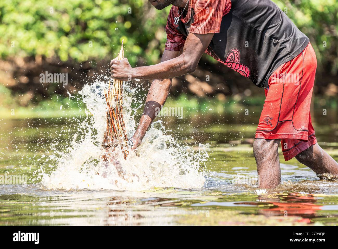 Pêcheur pêchant du poisson avec un panier dans la rivière. Kalabo, Zambie, Afrique Banque D'Images