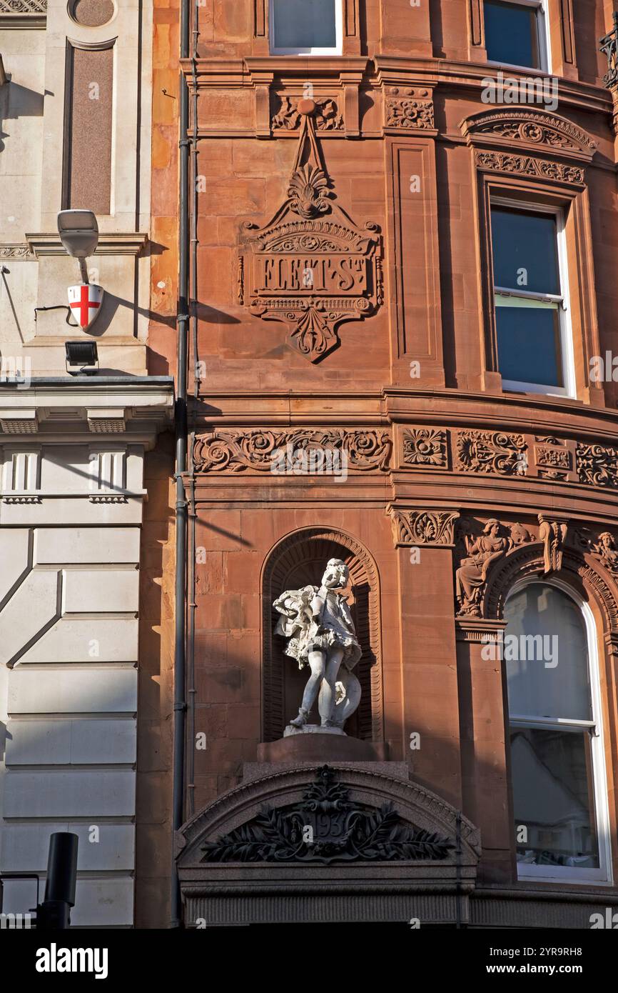 Statue en pierre Kaled par le sculpteur Giuseppe grandi sur le côté d'un bâtiment et panneau Fleet Street à Londres Angleterre KATHY DEWITT Banque D'Images