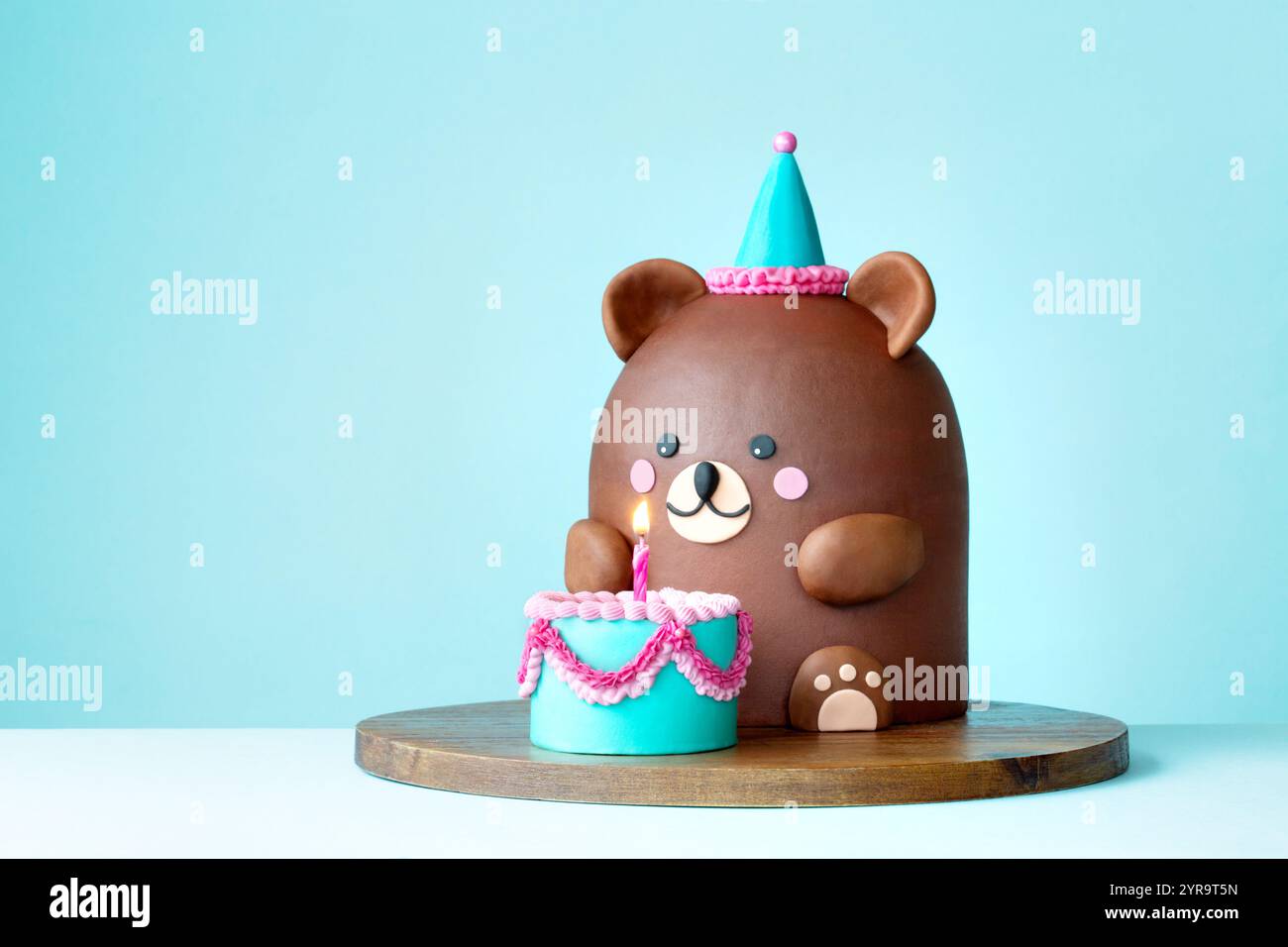 Joli gâteau d'anniversaire ours en peluche avec mini gâteau d'anniversaire et une bougie d'anniversaire Banque D'Images