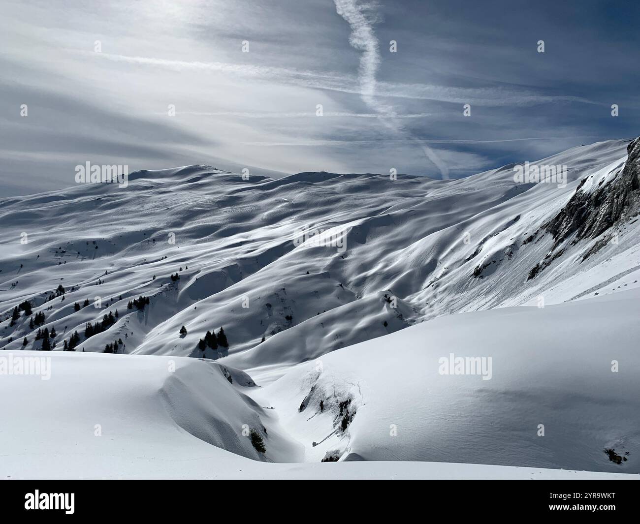 Vue sur la montagne à Laax, Suisse. Journée ensoleillée sur les montagnes enneigées de Suisse. alpes suisses. - Image de stock capturée avec un smartphone