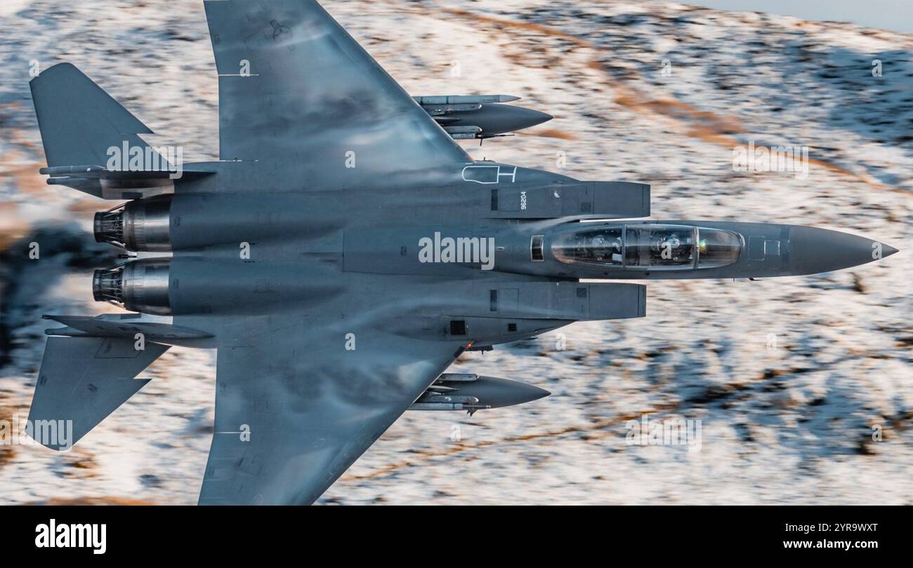 USAF F-15E Strike Eagle du 49th 'Panthers' Fighter Squadron volant à travers le groupe de vallées du pays de Galles utilisé pour l'entraînement et connu sous le nom de Mach Loop Banque D'Images