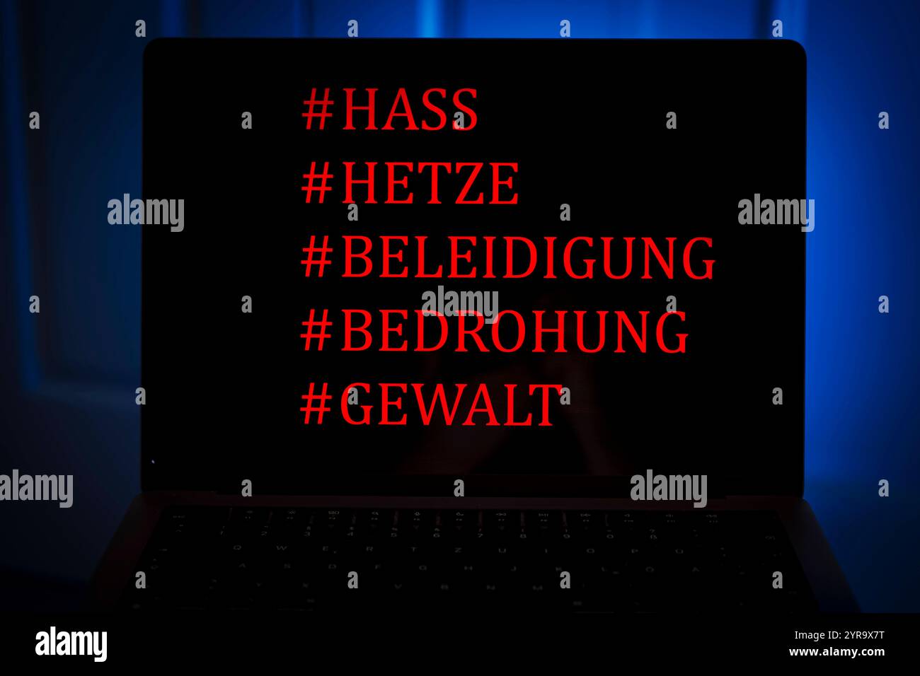 Symbolfoto zum Thema Hass, Hetze und Beleidigungen im Internet *** photo symbolique sur le thème de la haine, des discours de haine et des insultes sur Internet GMS18103 Banque D'Images