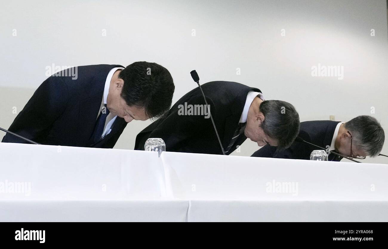 Les dirigeants de Nomura Securities Co., dont le président Kentaro Okuda (l), présentent leurs excuses pour les crimes commis par un ancien employé, y compris la tentative de meurtre de clients de l'entreprise, lors d'une conférence de presse à Tokyo le 3 décembre 2024. (Kyodo)==photo Kyodo via Credit : Newscom/Alamy Live News Banque D'Images