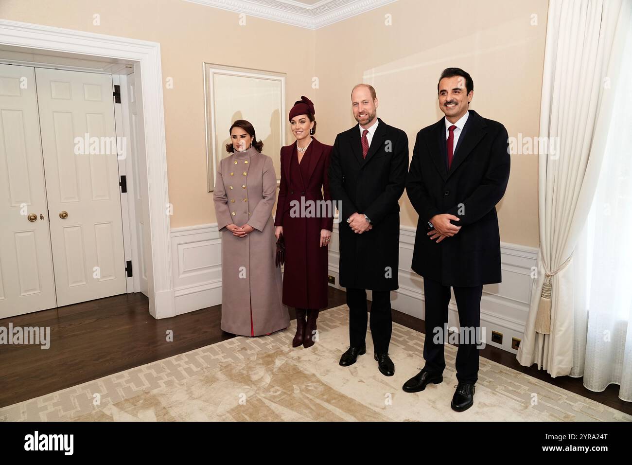 Britain's Prince William, centre right, and Kate, Princess of Wales, centre left, pose with the Emir of Qatar Sheikh Tamim bin Hamad Al Thani, right, and his wife Sheikha Jawaher, left, as they meet in London, Tuesday Dec. 3, 2024. (Aaron Chown/PA via AP, Pool) Banque D'Images